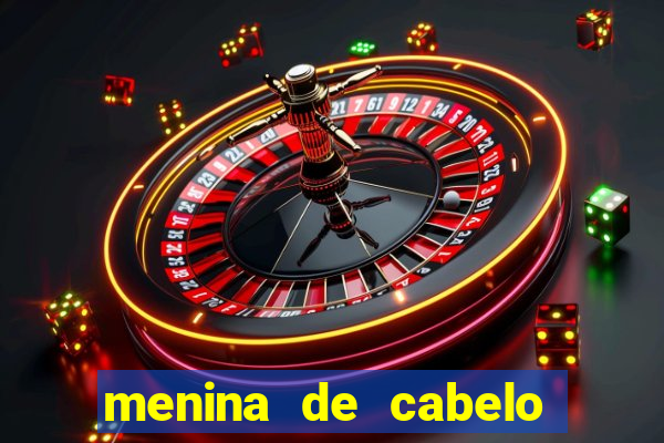 menina de cabelo cacheado fake no espelho